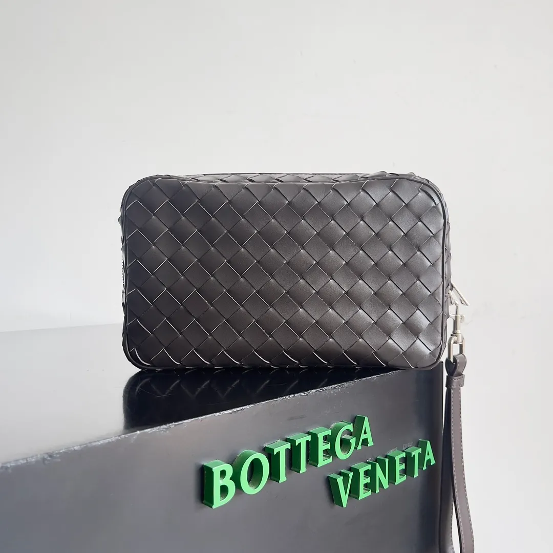 Batch 1660 BOTTEGA VENETA new men's INTRECCIATO woven wristband clutch bag. This is a clutch bag that can be hung on the wrist. It is more portable than other clutch bags. It can also hold some daily necessities. It is small and does not take up space to carry with you. The cow leather is durable and rich in texture. The classic weave is low-key and high-end. There are six card slots inside, which is very suitable for storing various cards such as ID cards and driver's licenses when traveling✈️ Style number: 777390 Size: 25*15*6.5cm